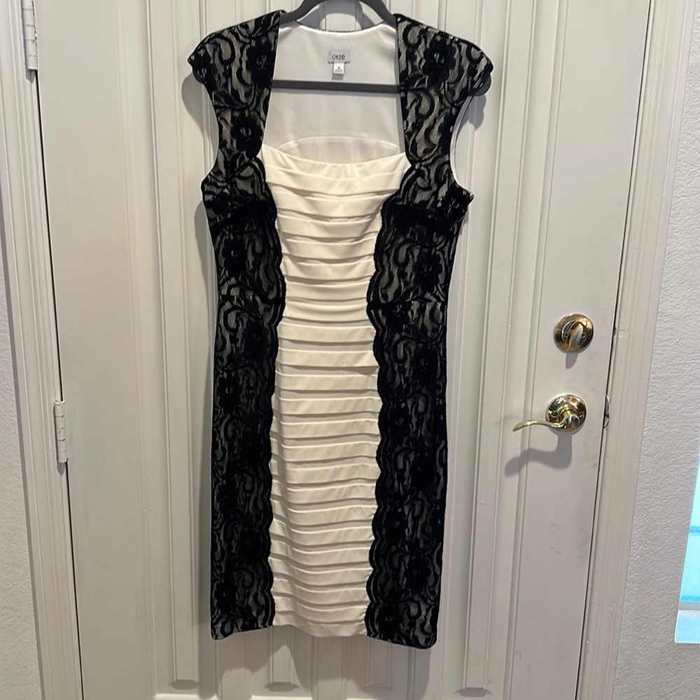 Beautiful Cache black & offwhite cocktail dress size 10 Lace sheath bodycon EUC